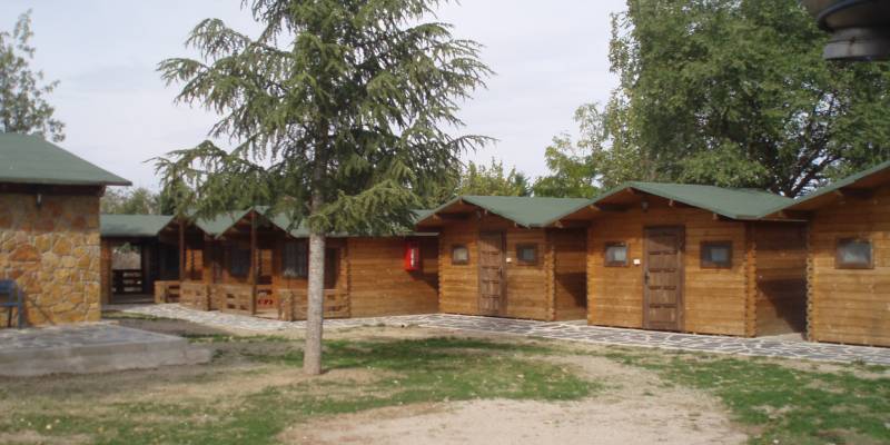 Cabañas de madera para campamentos y viajes de fin de curso